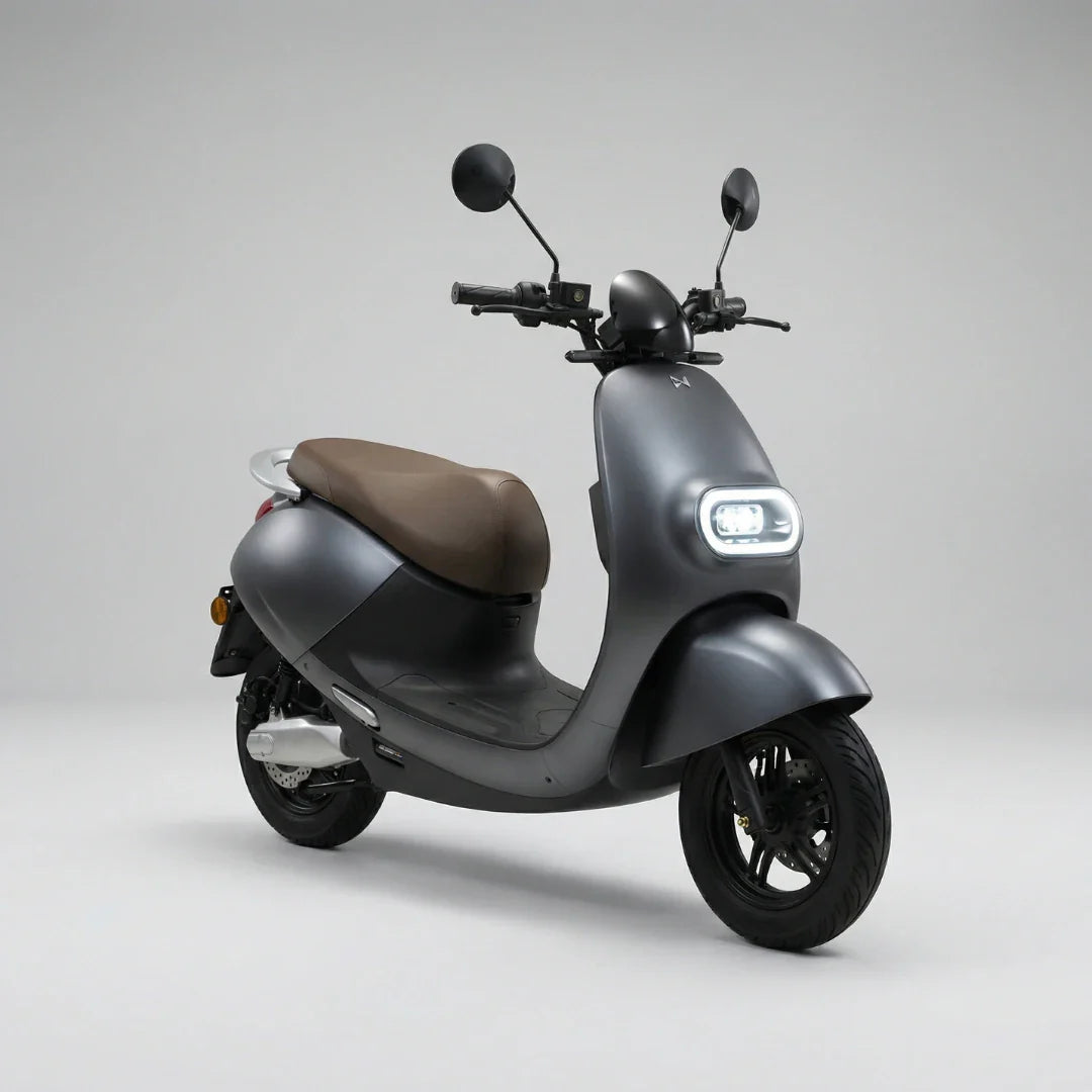 Sivi električni skuter NMoto LX 02 sa smeđim sjedalom, pogled s prednje bočne strane