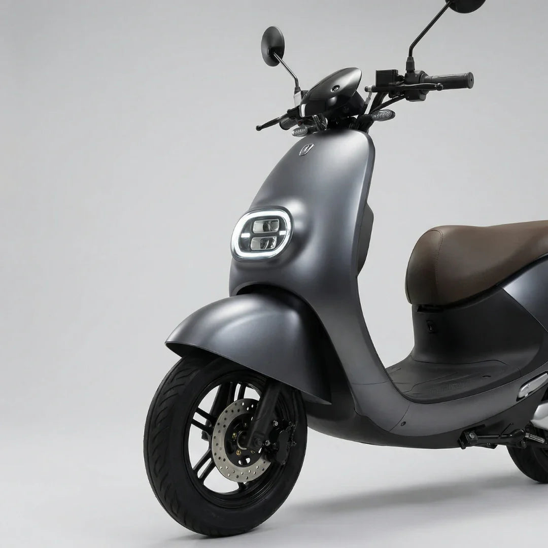 Sivi električni skuter NMoto LX-02, pogled na prednji dio s LED svjetlom i smeđim sjedalom