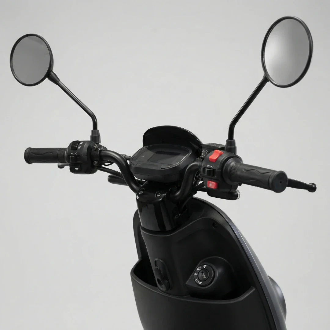 Upravljač električnog skutera NMoto LX-02 s crnim retrovizorima i ekranom, pogled sprijeda