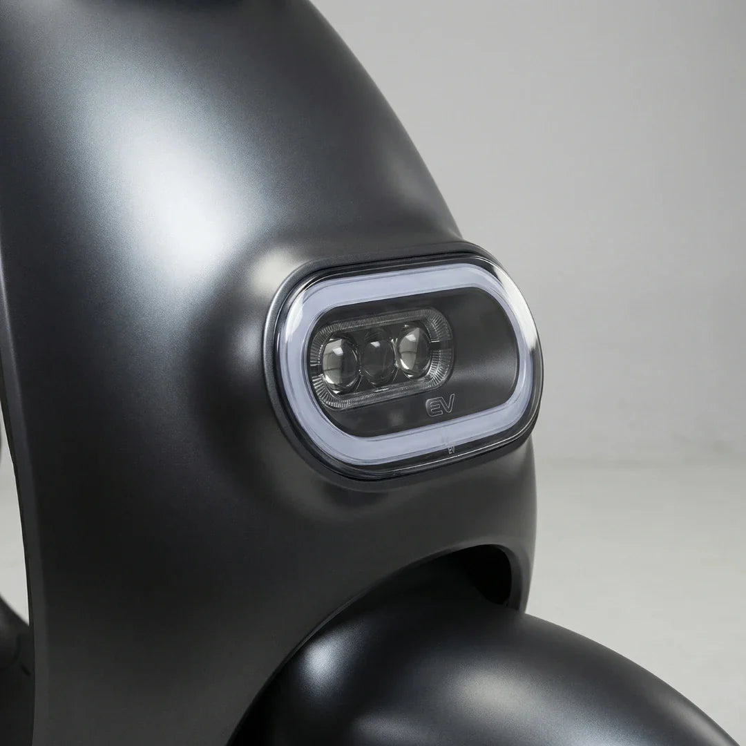 Prednje LED svjetlo crnog električnog skutera NMoto LX-02 detaljni prikaz