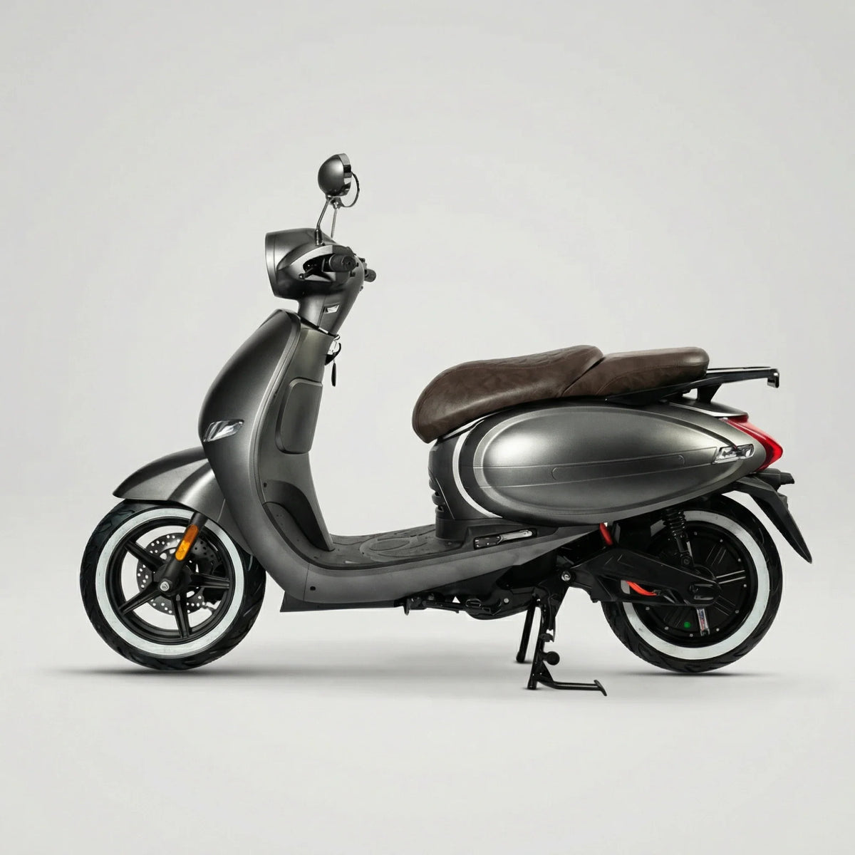 Električni skuter NMoto LX06 sive boje s retro dizajnom, bočni pogled na postolju