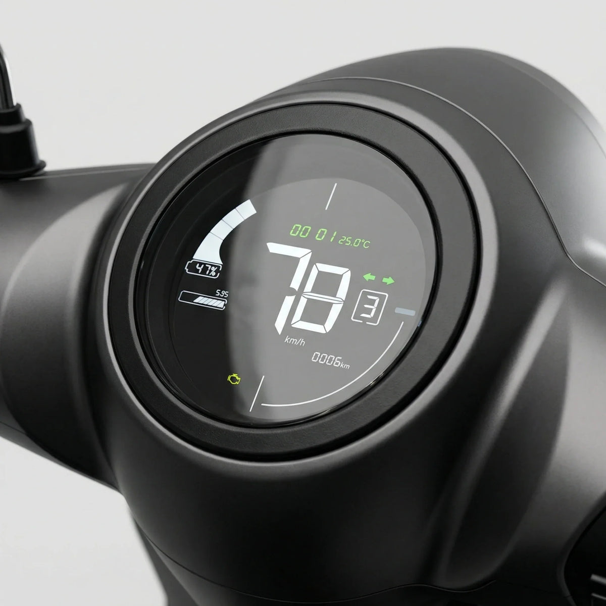 Digitalni zaslon električnog skutera Nmoto LX06 s prikazom brzine i statusa baterije