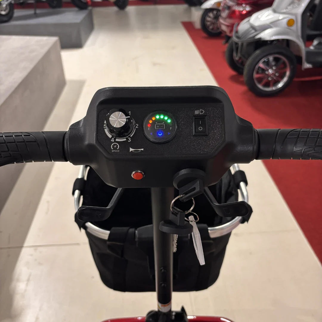 Detalj kontrolne ploče i upravljača crvenog električnog skutera Rollvita Base