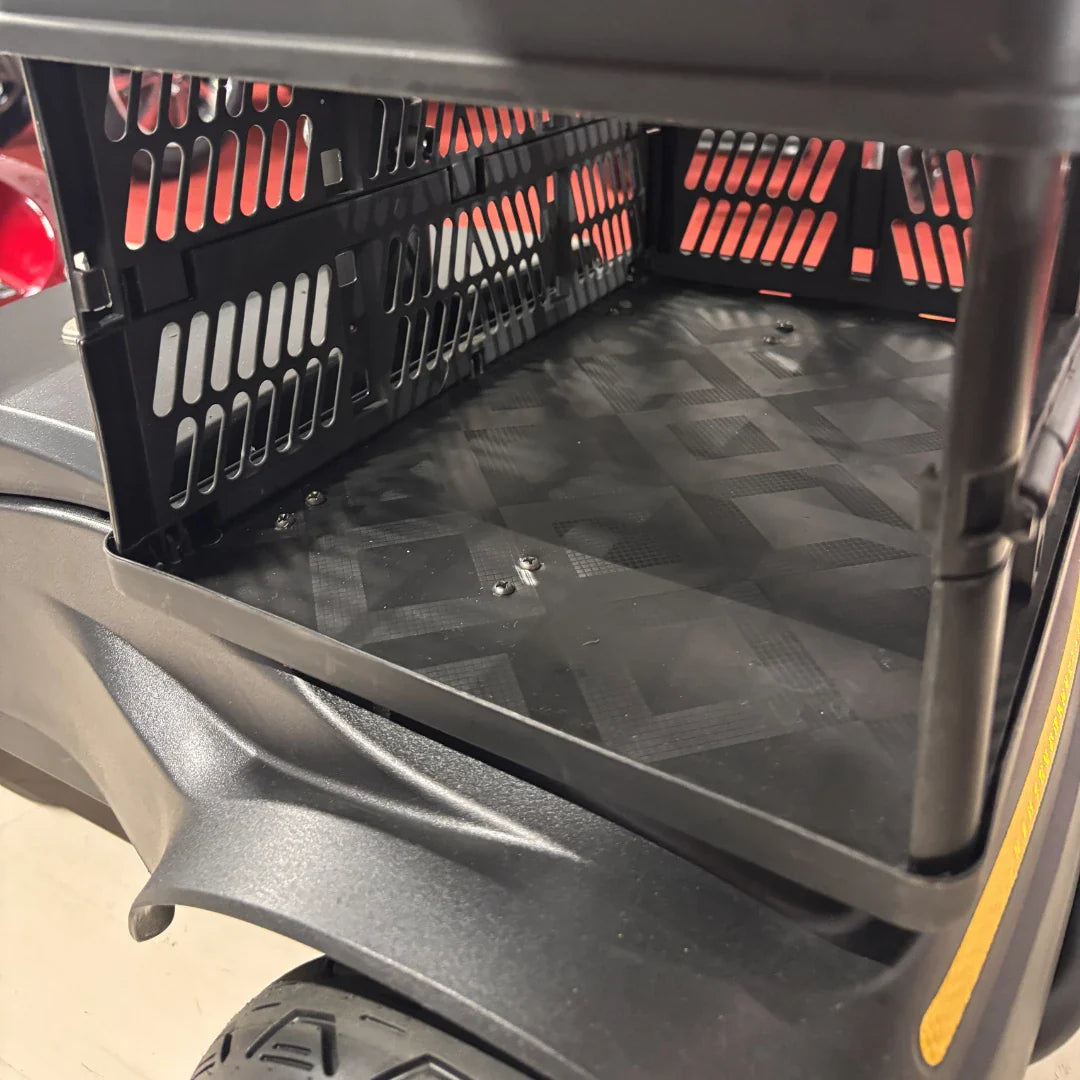 Detalj crne plastične košare za stvari na električnom skuteru Rollvita Base u crvenoj boji