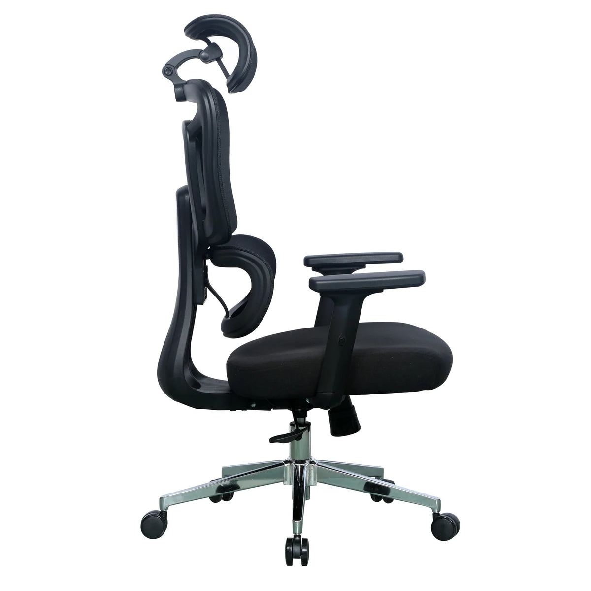 Proizvod je ergonomska uredska stolica, točnije model Apollo. Slika prikazuje stolicu sa strane, ističući njezin elegantan dizajn s visokim naslonom za leđa, podesivim naslonima za ruke i udobnim jastukom sjedala. Stolica ima kromiranu bazu s kotačićima za mobilnost.
