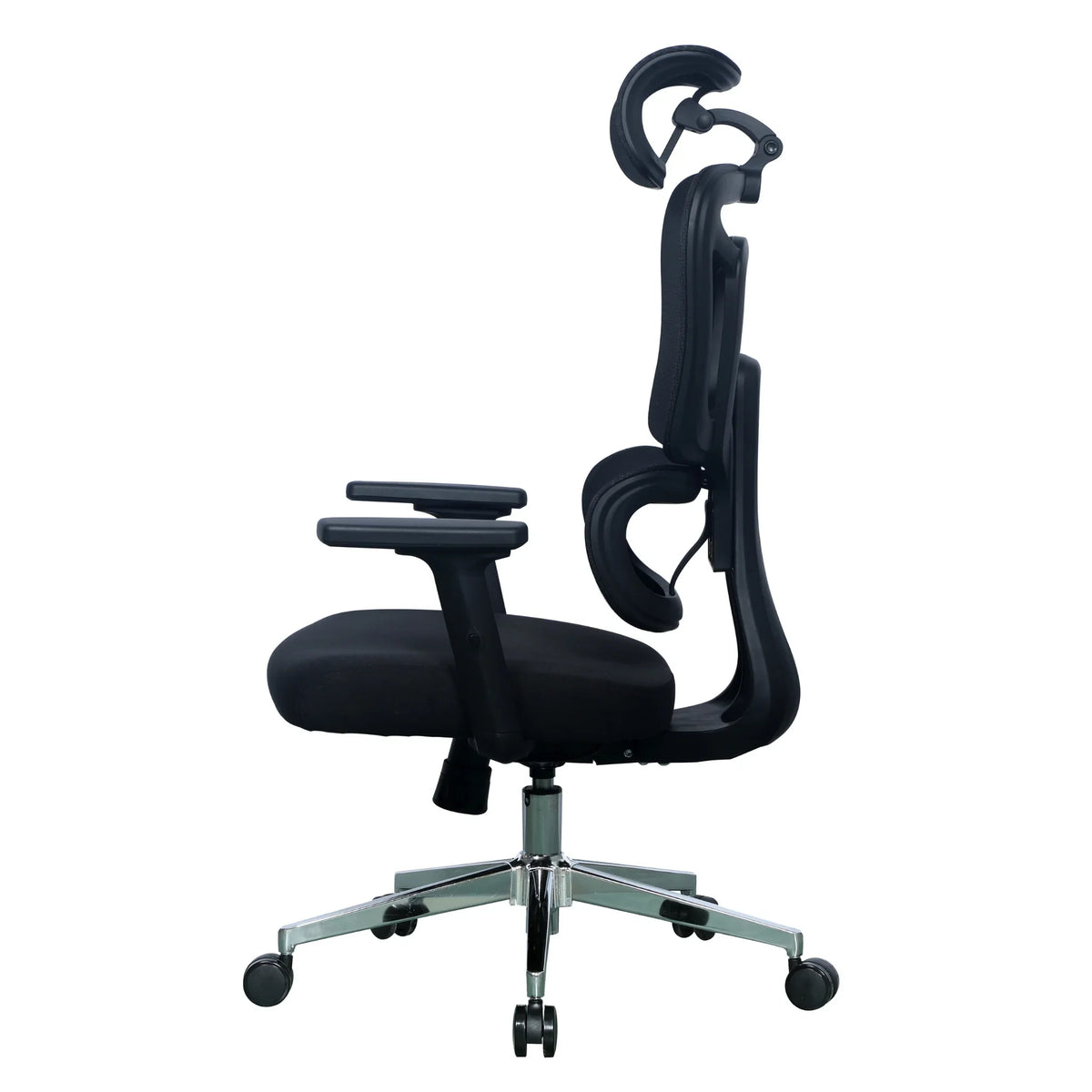 Proizvod je ergonomska uredska stolica, točnije model Apollo. Slika prikazuje stolicu sa strane, ističući njezin elegantan dizajn s crnim sjedalom od tkanine i prepoznatljivim naslonom za leđa koji uključuje naslon za glavu. Stolica ima podesive naslone za ruke i kromiranu bazu s kotačićima za mobilnost.