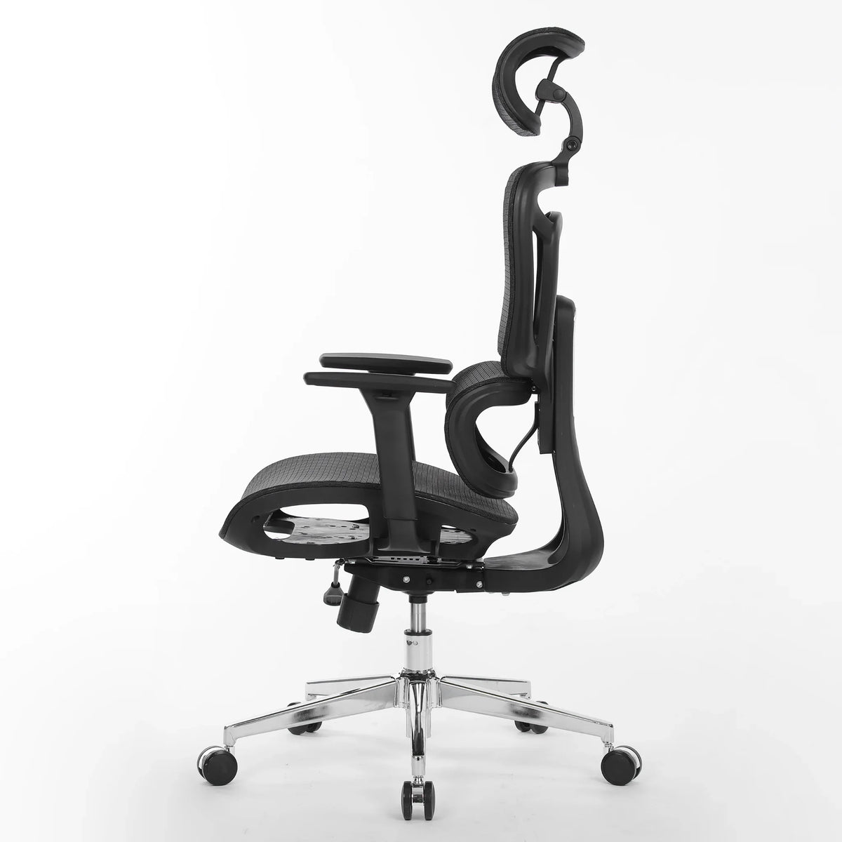 Proizvod je ergonomska uredska stolica, točnije model Apollo Plus. Slika prikazuje stolicu sa strane, ističući njezin elegantan dizajn, podesivi naslon za glavu i naslone za ruke, kao i prozračno mrežasto sjedalo. Stolica je montirana na kromiranu bazu s kotačićima za mobilnost.