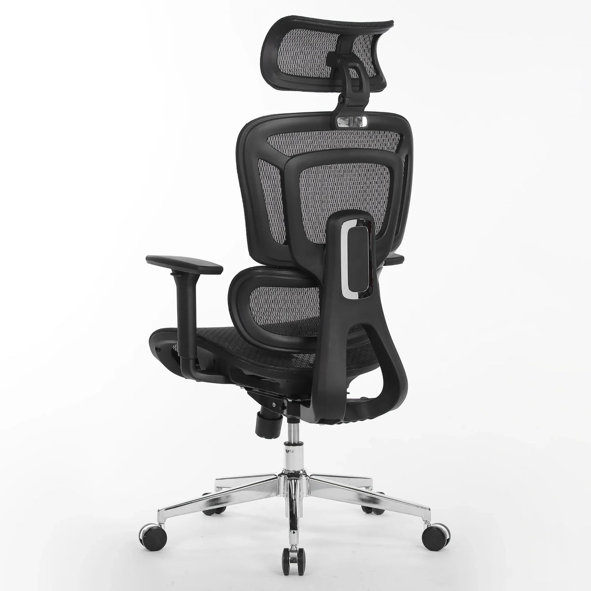 Proizvod je ergonomska uredska stolica, točnije model Apollo Plus. Slika prikazuje stolicu sa stražnje strane, s mrežastim dizajnom za prozračnost, podesivim naslonom za glavu i naslonima za ruke, zajedno s elegantnom kromiranom bazom s kotačićima za mobilnost.