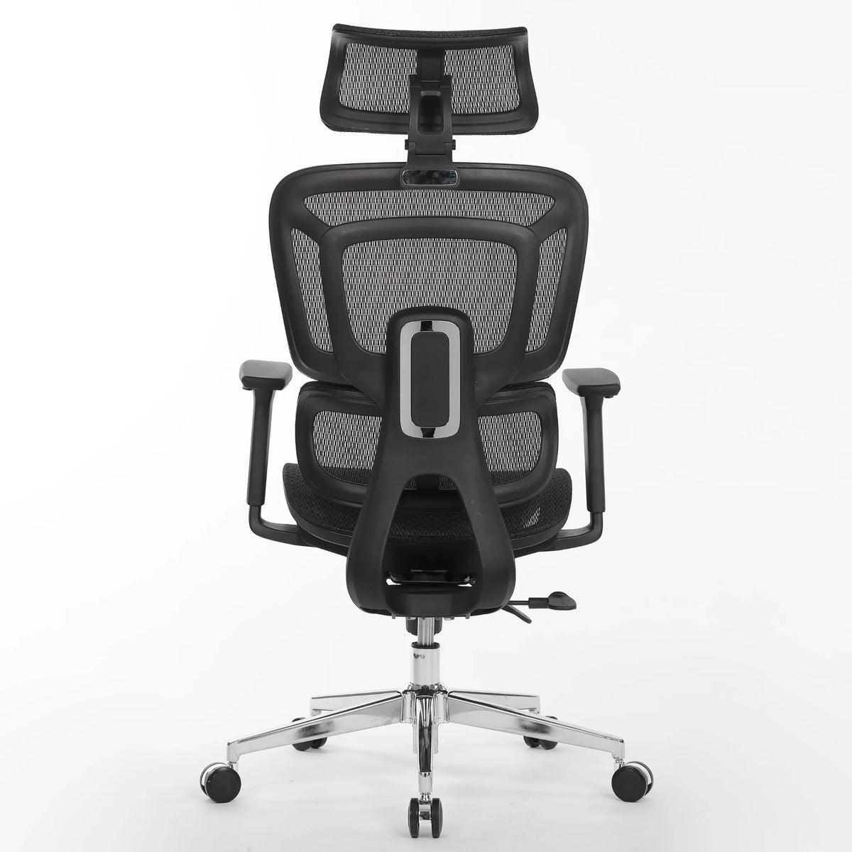 Proizvod je ergonomska uredska stolica, točnije model Apollo Plus. Slika prikazuje stolicu sa stražnje strane, ističući njezin mrežasti dizajn za prozračnost, podesivi naslon za glavu i naslone za ruke. Stolica ima elegantan, moderan izgled s kromiranom bazom i kotačićima za mobilnost.