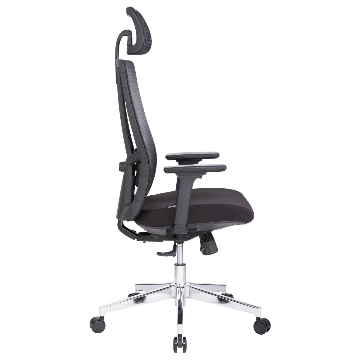 Proizvod je ergonomska uredska stolica, točnije model Eiffel. Slika prikazuje stolicu sa strane, ističući njezin elegantan dizajn s visokim naslonom za leđa, podesivim naslonima za ruke i udobnim sjedalom. Stolica ima kromiranu bazu i kotačiće za mobilnost, što naglašava njezinu modernu i funkcionalnu estetiku.