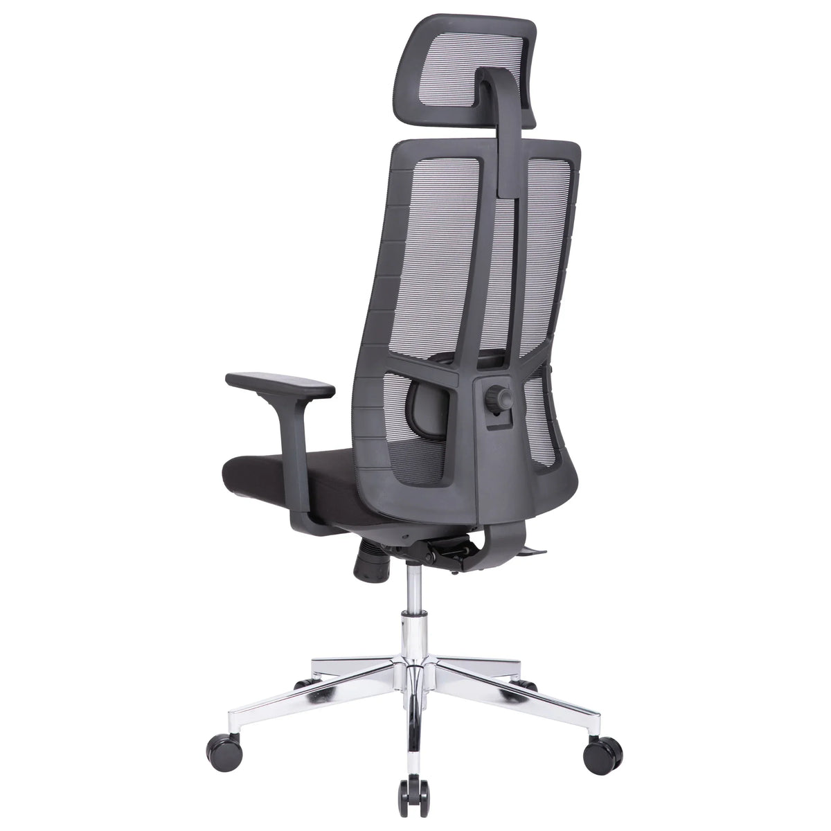 Slika prikazuje ergonomsku uredsku stolicu modernog dizajna s mrežastim naslonom za prozračnost. Stolica ima podesive naslone za ruke i elegantnu kromiranu bazu s kotačićima za mobilnost. Cjelokupni estetski izgled je suvremen i funkcionalan, prikladan za uredska okruženja.