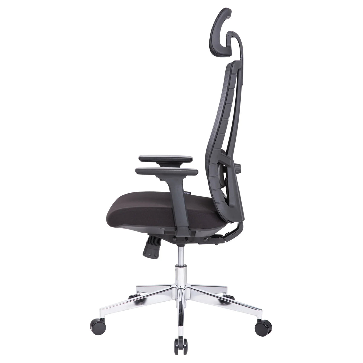 Proizvod je ergonomska uredska stolica, točnije model "Eiffel". Slika prikazuje stolicu sa strane, ističući njezin elegantan dizajn s crnim sjedalom i naslonom za leđa, podesivim naslonima za ruke i kromiranom bazom s kotačićima za mobilnost. Naslon za leđa ima jedinstven oblik koji podržava ergonomsko držanje.