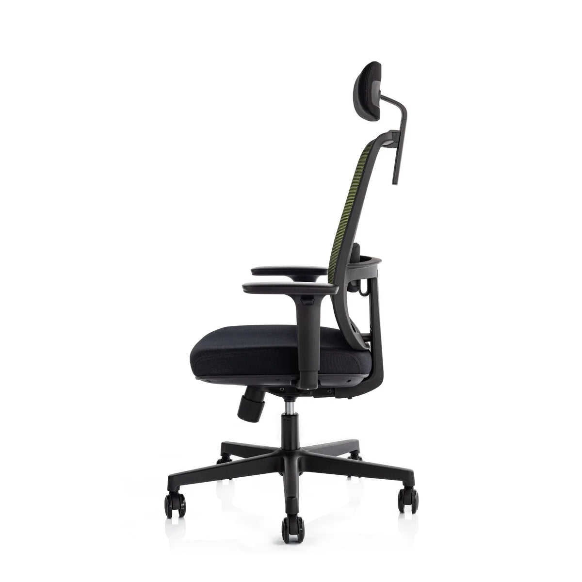 Proizvod je ergonomska uredska stolica, točnije model Ergo Basic. Slika prikazuje bočni pogled na stolicu, ističući njezin podesivi naslon za glavu, naslone za ruke i mrežasti naslon za prozračnost. Sjedalo je presvučeno tamnom tkaninom, a stolica ima bazu s pet krakova s kotačićima za mobilnost.