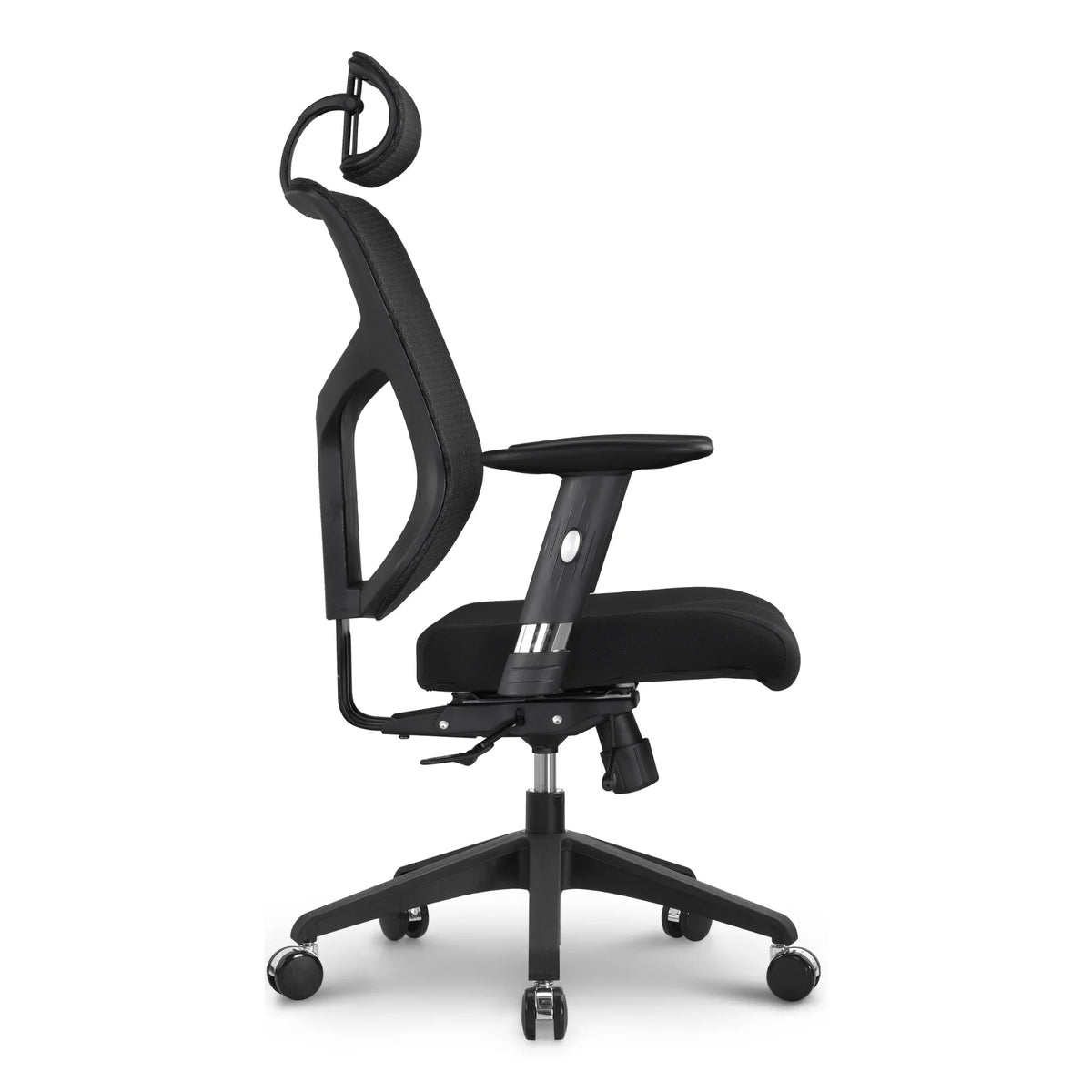 Proizvod je ergonomska uredska stolica, točnije model Essent. Slika prikazuje stolicu s bočne strane, ističući njezin elegantan dizajn, podesive naslone za ruke i potporni naslon za leđa. Sadrži udobno sjedalo i postolje u pet točaka s kotačićima za mobilnost.