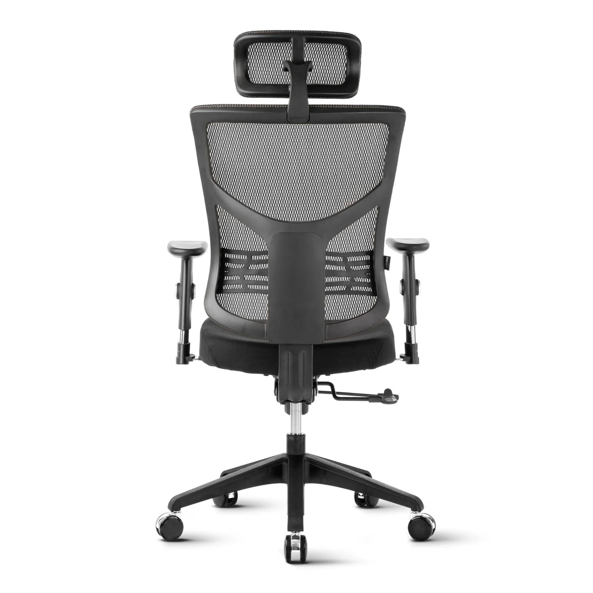 Proizvod je ergonomska uredska stolica, točnije model Essent. Slika prikazuje stolicu sa stražnje strane, s mrežastim naslonom za leđa za prozračnost, podesivim naslonima za ruke i područjem za lumbalnu potporu. Stolica je postavljena na postolje u pet točaka s kotačićima za mobilnost.