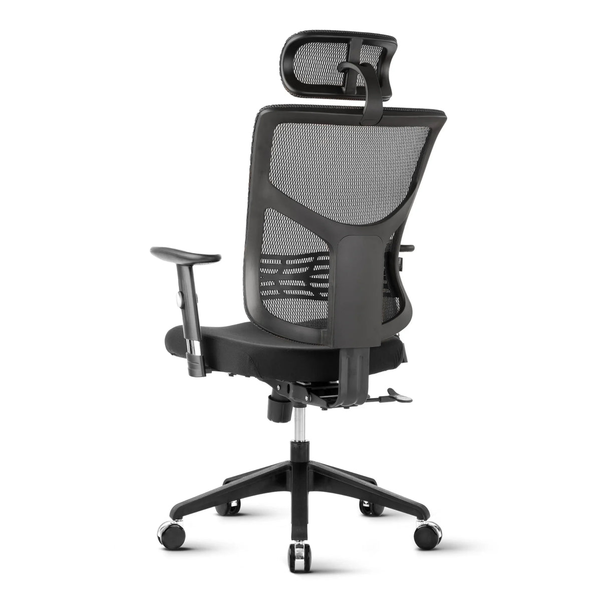 Proizvod je ergonomska uredska stolica, točnije model Essent. Slika prikazuje stolicu sa stražnje strane, ističući njezin mrežasti naslon za leđa, podesivi naslon za glavu i naslone za ruke. Stolica ima moderan dizajn s postoljem u pet točaka i kotačićima za mobilnost.