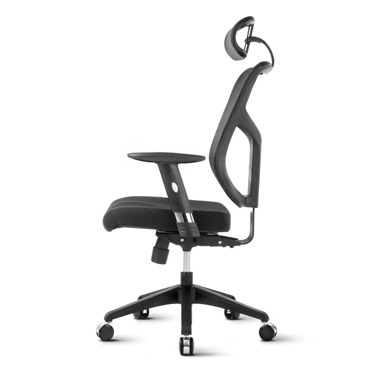 Proizvod je ergonomska uredska stolica, točnije model "Essent". Slika prikazuje stolicu sa strane, ističući njezin podesivi naslon za glavu, naslone za ruke i elegantan, moderan dizajn s mrežastim naslonom za prozračnost. Stolica je montirana na bazu u pet točaka s kotačićima za mobilnost.