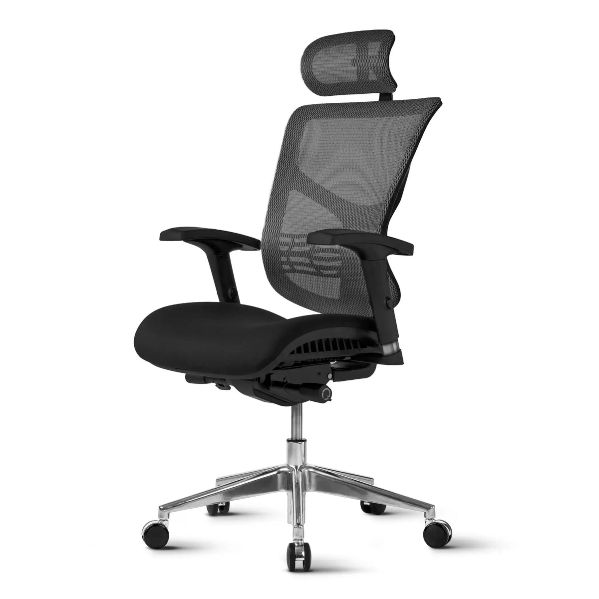 Slika prikazuje ergonomsku uredsku stolicu, točnije model Essent Plus. Ima elegantan dizajn s mrežastim naslonom za leđa za prozračnost, podstavljenim sjedalom i podesivim naslonima za ruke. Stolica je poduprta kromiranom bazom s kotačićima za mobilnost, što je čini prikladnom za uredska okruženja.