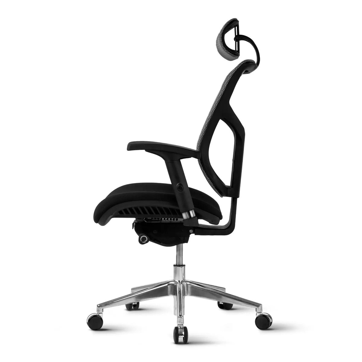 Proizvod je ergonomska uredska stolica, točnije model Essent Plus. Slika prikazuje stolicu s bočne strane, ističući njezin elegantan dizajn s crnim sjedalom i naslonom za leđa, podesivim naslonima za ruke i kromiranim postoljem s kotačićima za mobilnost. Stolica ima jedinstven oblik naslona koji podupire ergonomsko držanje.