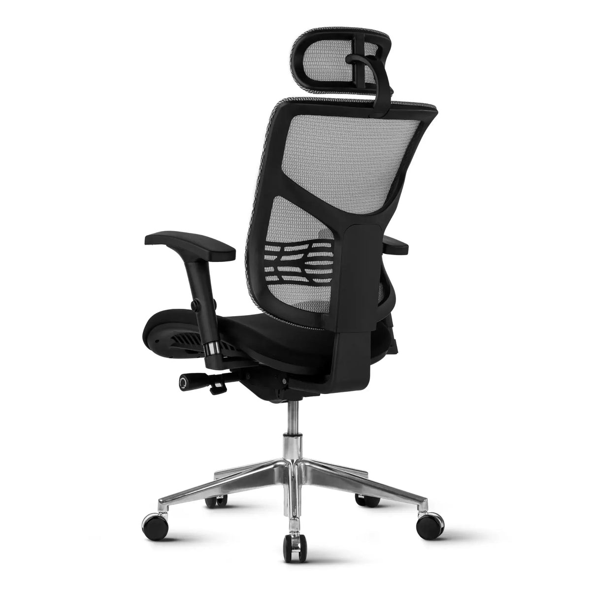 Proizvod je ergonomska uredska stolica, točnije model Essent Plus. Slika prikazuje stolicu sa stražnje strane, ističući njezin mrežasti naslon za leđa za prozračnost, podesivi naslon za glavu i naslone za ruke, uz elegantno kromirano postolje i kotačiće za mobilnost.