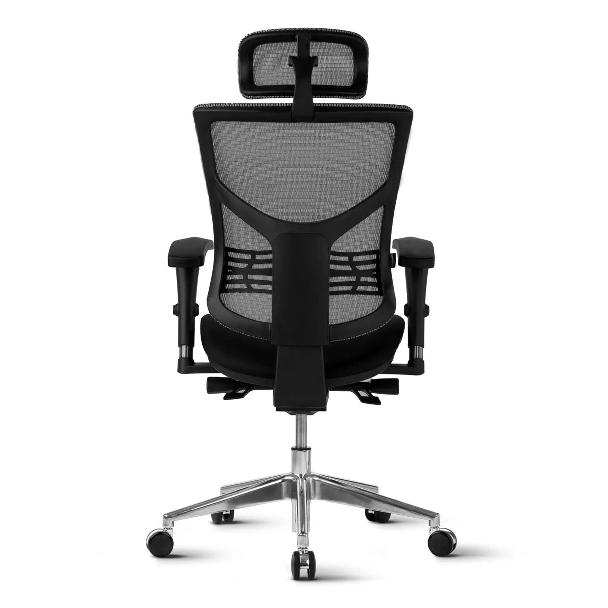 Slika prikazuje ergonomsku uredsku stolicu, točnije model Essent Plus. Odlikuje se elegantnim dizajnom s mrežastim naslonom za leđa za prozračnost, podesivim naslonima za ruke i potpornim naslonom za glavu. Stolica je montirana na kromiranu bazu s kotačićima za mobilnost.