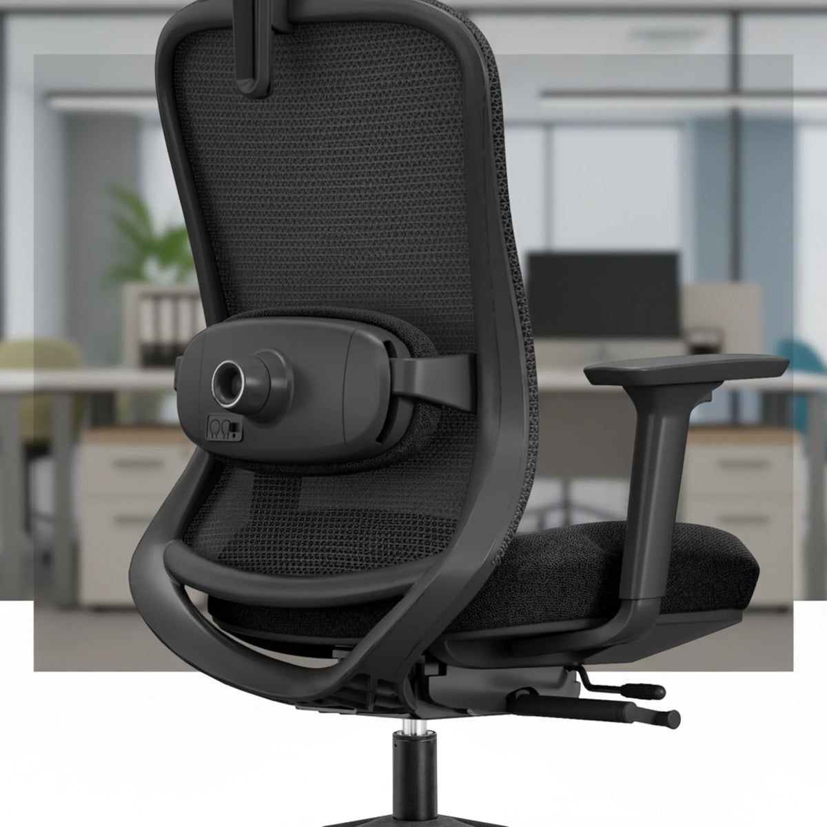 Proizvod je ergonomska uredska stolica dizajnirana za udobnost i potporu tijekom dugih sati sjedenja. Sadrži funkciju masaže, koju označava uređaj na naslonu za leđa. Stolica ima moderan dizajn s mrežastim naslonom za prozračnost i podesivim naslonima za ruke. Pozadina sugerira suvremeno uredsko okruženje.