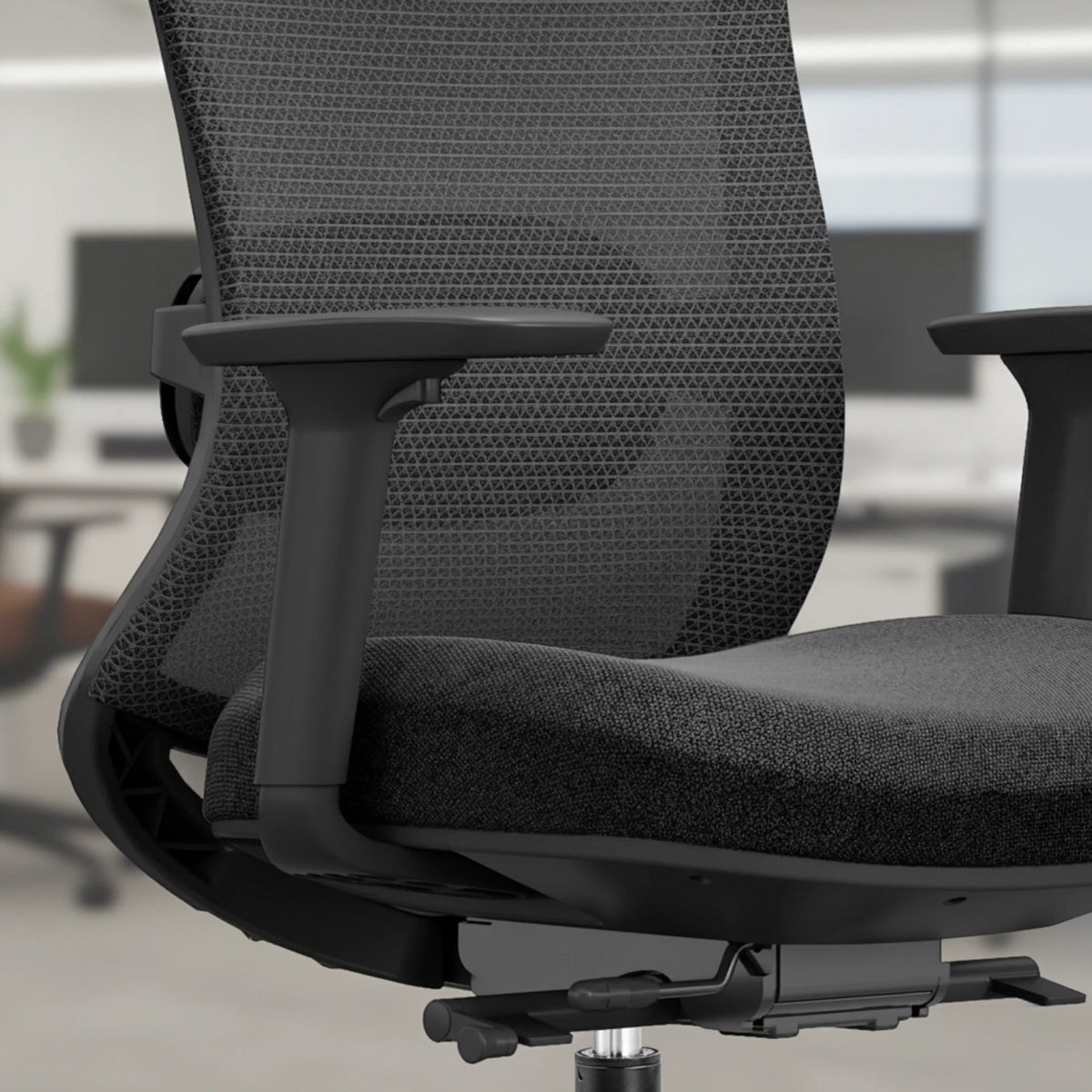 Proizvod je ergonomska uredska stolica dizajnirana za udobnost i potporu tijekom dugih sati sjedenja. Odlikuje se mrežastim naslonom za leđa za prozračnost i podstavljenim sjedalom za dodatnu udobnost. Stolica također uključuje podesive naslone za ruke i postolje podesivo po visini, što je čini prikladnom za različite korisnike i radna okruženja.