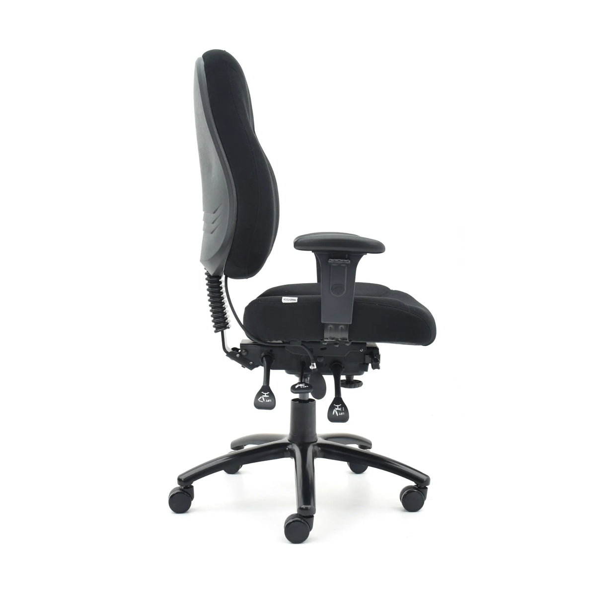 Proizvod je ergonomska uredska stolica, točnije model Max Pro. Slika prikazuje stolicu sa strane, ističući njezine podesive značajke, uključujući konturirani naslon za leđa i naslone za ruke. Stolica je dizajnirana za udobnost i potporu, s elegantnom crnom završnom obradom i čvrstom bazom s kotačićima za mobilnost.
