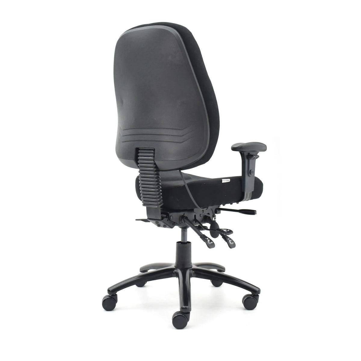 Proizvod je ergonomska uredska stolica, točnije model Max Pro. Slika prikazuje crnu stolicu s visokim naslonom za leđa, podesivim naslonima za ruke i bazom s pet zvjezdica s kotačićima za mobilnost. Dizajn naglašava udobnost i potporu, prikladnu za dugotrajna razdoblja sjedenja.