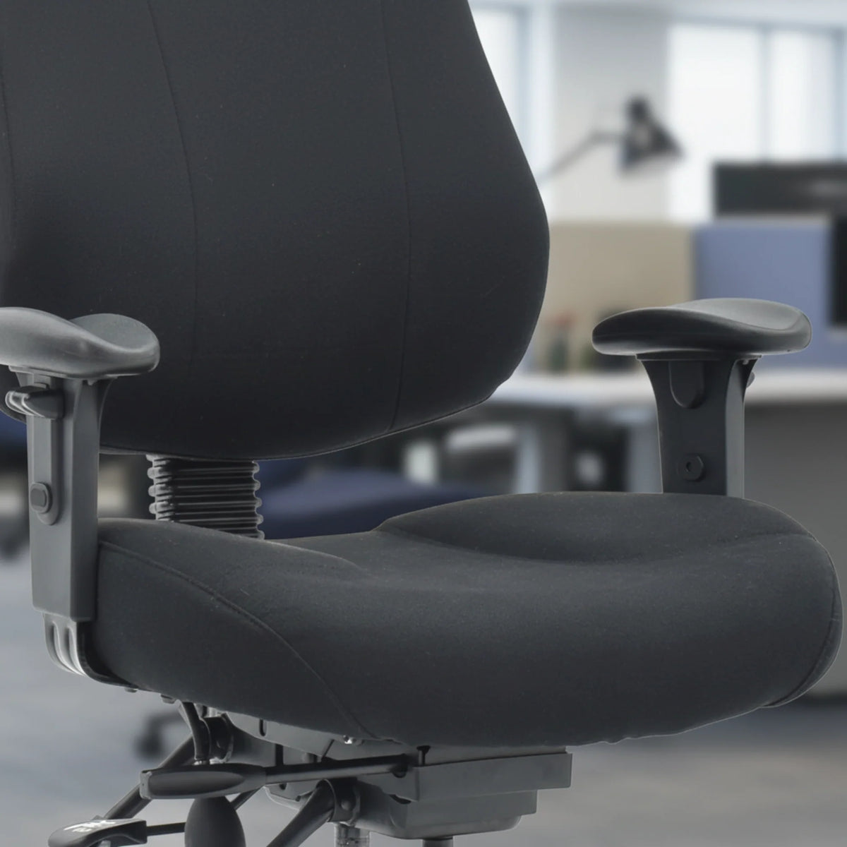 Slika prikazuje ergonomsku uredsku stolicu, točnije model Max Pro. Prikazuje elegantan crni dizajn s podstavljenim sjedalom i naslonom za leđa, zajedno s podesivim naslonima za ruke, dizajniranim za udobnost i potporu tijekom dugih sati sjedenja. Pozadina sugerira moderno uredsko okruženje.
