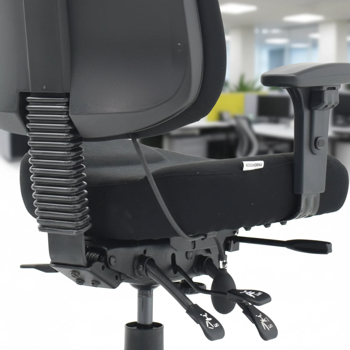 Proizvod je ergonomska uredska stolica, točnije model Max Pro. Slika prikazuje naslon za leđa i sjedalo stolice, ističući njezine podesive značajke, uključujući poluge za podešavanje visine i nagiba. Dizajn se čini moderan i funkcionalan, prikladan za uredska okruženja.