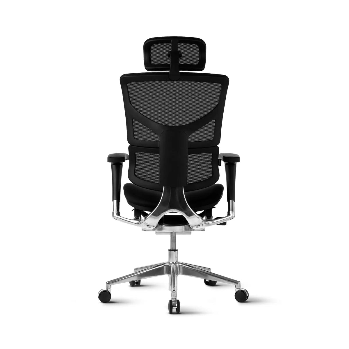 Proizvod je ergonomska uredska stolica dizajnirana za udobnost i potporu tijekom dugih sati sjedenja. Odlikuje se elegantnim crnim mrežastim naslonom za leđa i sjedalom, zajedno s podesivim naslonima za ruke i naslonom za glavu za dodatnu udobnost. Stolica je postavljena na polirano metalno postolje s kotačićima za laku mobilnost.