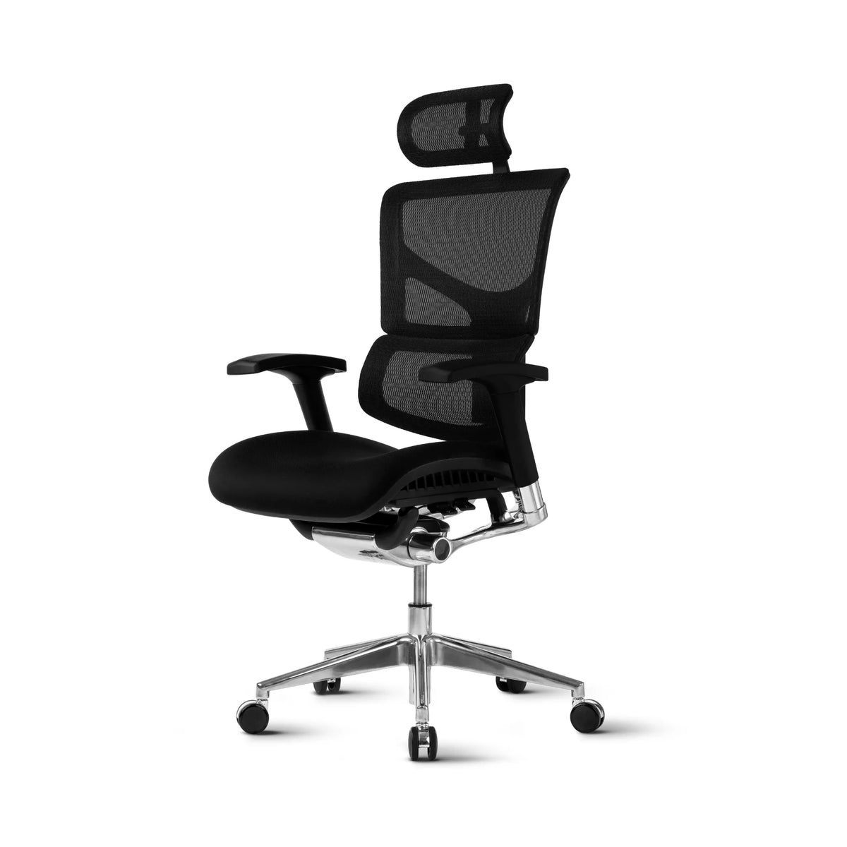 Slika prikazuje ergonomsku uredsku stolicu, točnije model Smart Plus. Ima elegantan dizajn s mrežastim naslonom za leđa za prozračnost, podesivim naslonima za ruke i podstavljenim sjedalom za udobnost. Stolica je montirana na kromiranu bazu s kotačićima za mobilnost.