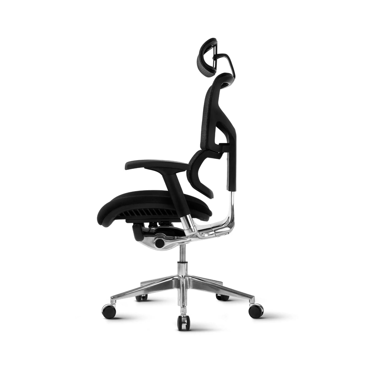 Proizvod je ergonomska uredska stolica, točnije model "Smart Plus". Slika prikazuje stolicu sa strane, ističući njezin elegantan dizajn s crnim sjedalom i naslonom za leđa, podesivim naslonima za ruke i kromiranom bazom s kotačićima za mobilnost. Stolica ima jedinstveni naslon za glavu i modernu estetiku prikladnu za uredska okruženja.