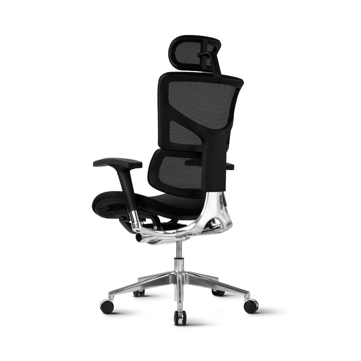 Proizvod je ergonomska uredska stolica, točnije model Smart Plus. Slika prikazuje stolicu sa strane, ističući njezin elegantan dizajn s mrežastim naslonom za leđa i naslonom za glavu, podesivim naslonima za ruke i sjajnom kromiranom bazom s kotačićima za mobilnost.