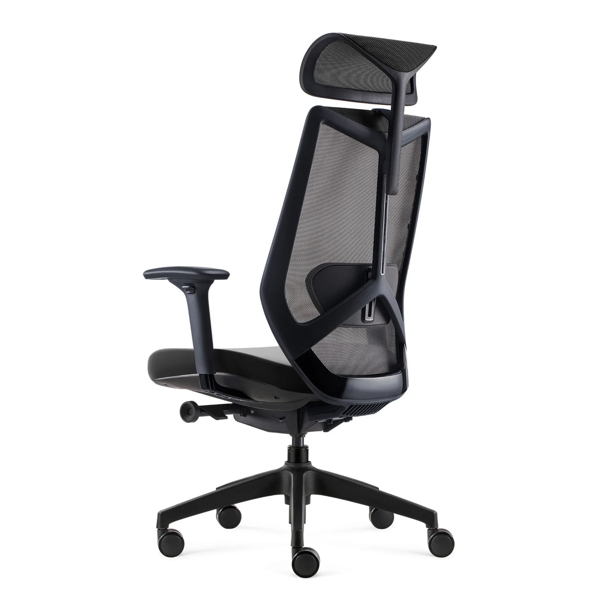 Slika prikazuje ergonomsku uredsku stolicu, točnije model Spectra. Stolica ima elegantan dizajn s visokim mrežastim naslonom za leđa za prozračnost i potporu, podesivim naslonima za ruke i udobnim sjedalom. Njezinu modernu estetiku nadopunjuje čvrsta baza s rotirajućim kotačićima za mobilnost.