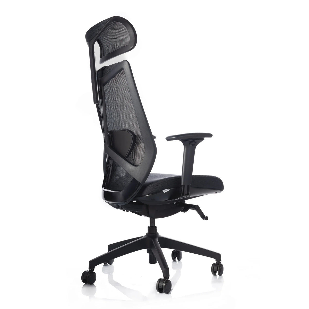 Proizvod je ergonomska uredska stolica, točnije model Spectra. Slika prikazuje elegantnu stolicu s visokim naslonom za leđa, dizajniranu za udobnost i potporu, s mrežastim materijalom za prozračnost. Ima podesive naslone za ruke i bazu s pet krakova s kotačićima za mobilnost.