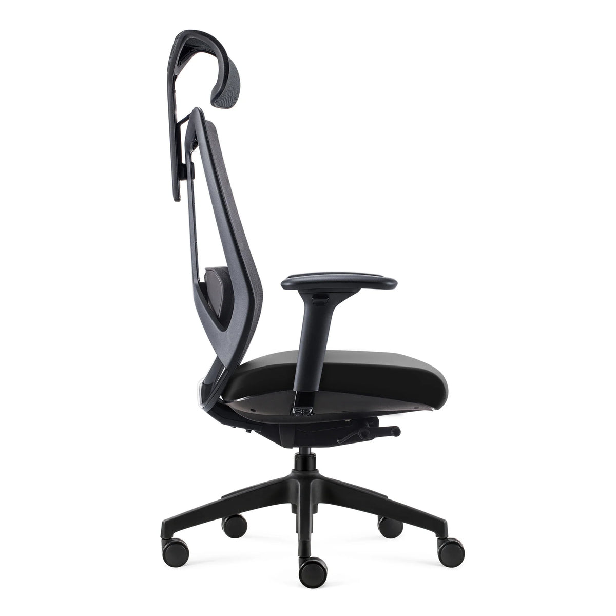 Proizvod je ergonomska uredska stolica, točnije model Spectra. Slika prikazuje stolicu sa strane, ističući njezin elegantan dizajn s potpornim naslonom za leđa, podesivim naslonima za ruke i udobnim sjedalom. Baza ima okretne kotačiće za mobilnost.