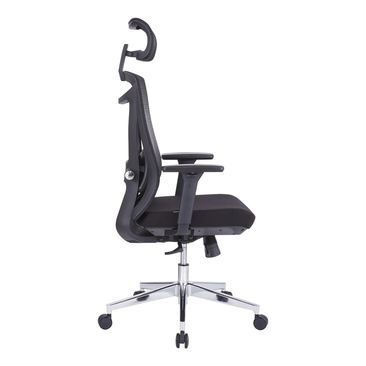 Proizvod je ergonomska uredska stolica, točnije model Taurus. Slika prikazuje stolicu sa strane, ističući njezin elegantan dizajn, podesivi naslon za glavu i naslone za ruke, zajedno s kromiranom bazom i okretnim kotačićima za mobilnost. Mrežasti naslon osigurava ventilaciju, pridonoseći udobnosti tijekom duljeg korištenja.