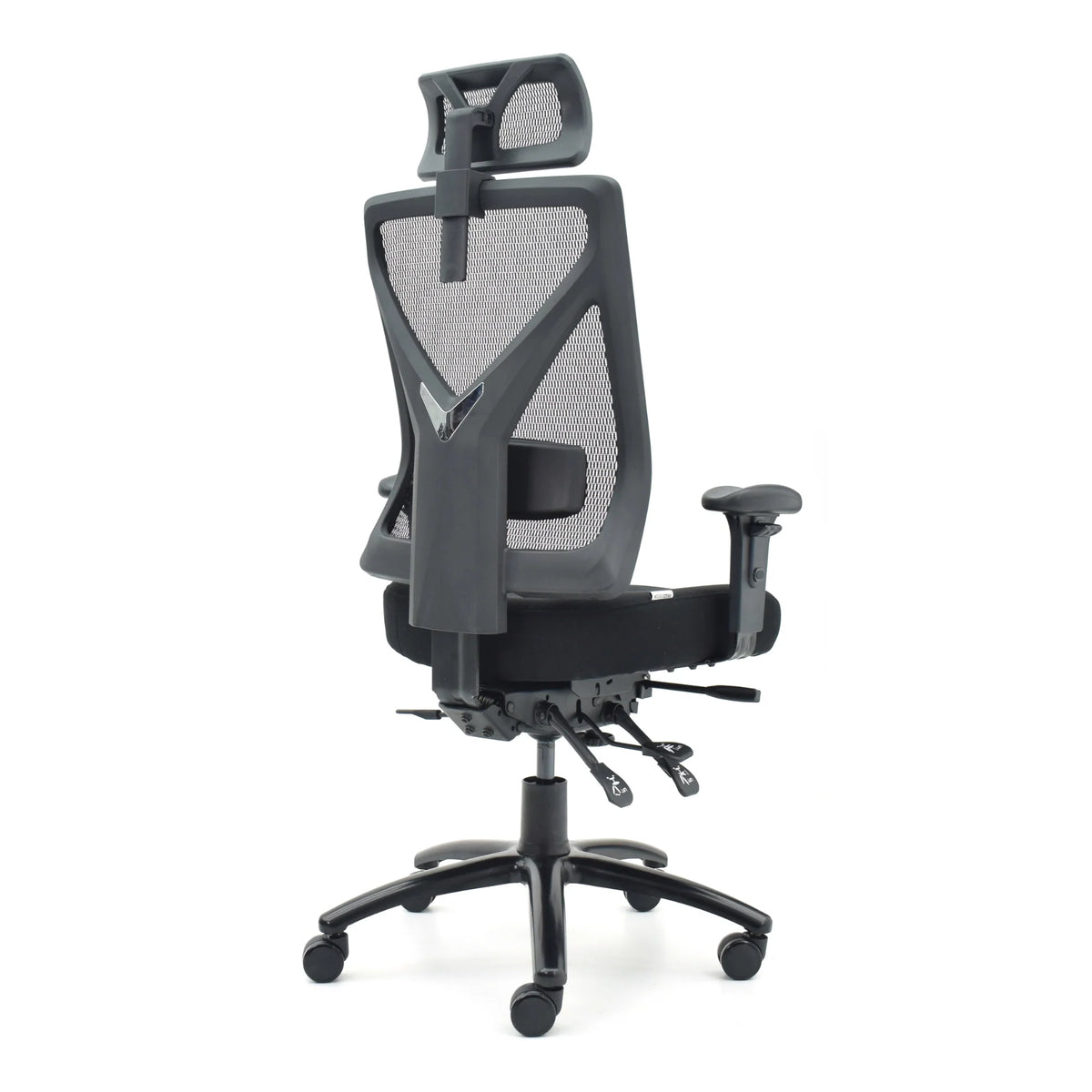 Proizvod je ergonomska uredska stolica, točnije model Titan. Slika prikazuje modernu stolicu s mrežastim naslonom za leđa za prozračnost, podesivim naslonima za ruke i čvrstom bazom s kotačićima za mobilnost. Dizajn naglašava udobnost i potporu, prikladnu za duge sate korištenja.