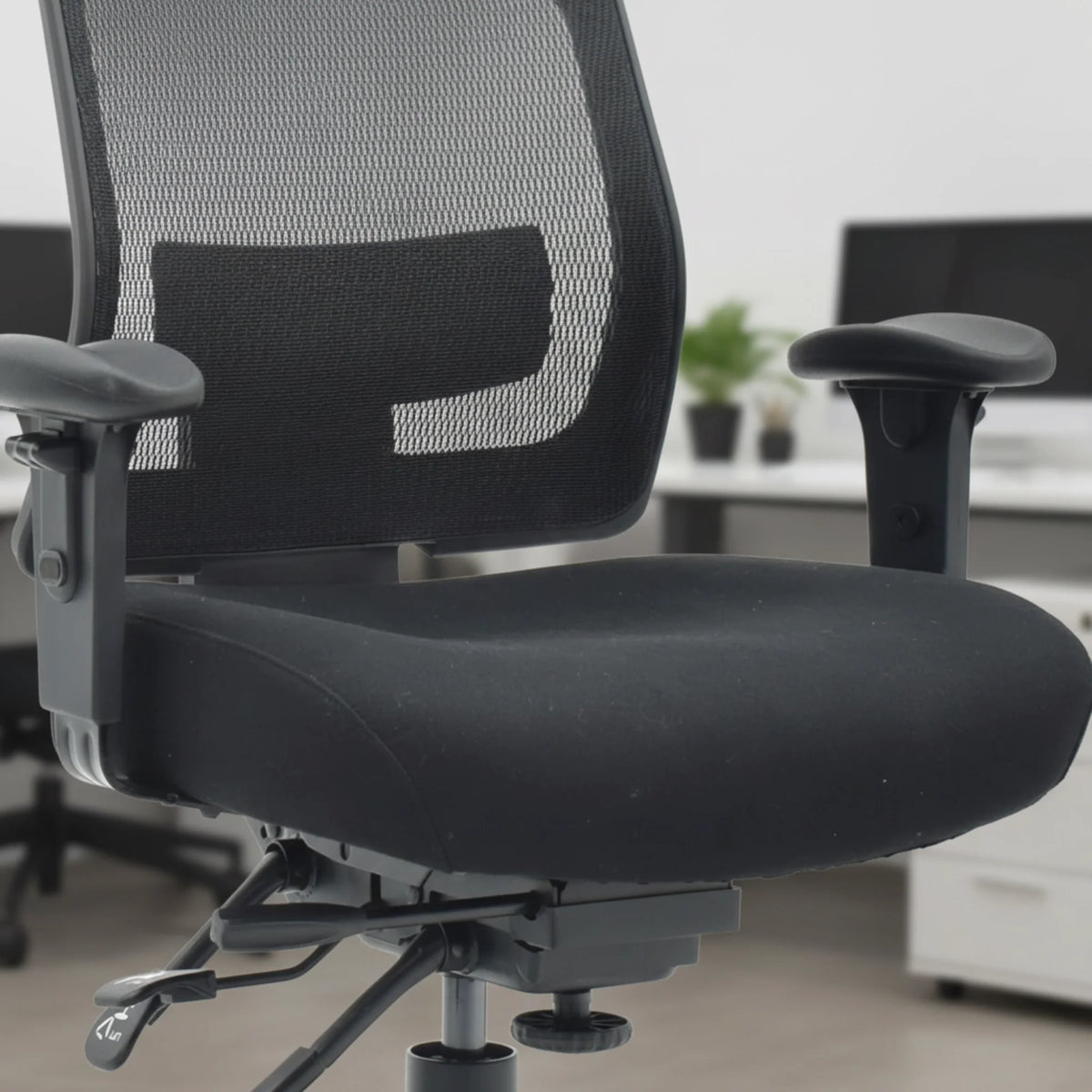 Proizvod je ergonomska uredska stolica, točnije model Titan. Slika prikazuje stolicu s crnim podstavljenim sjedalom i mrežastim naslonom za leđa, dizajniranu za udobnost i potporu. Ima podesive naslone za ruke i mehanizam za podešavanje visine, smještenu u modernom uredskom okruženju.