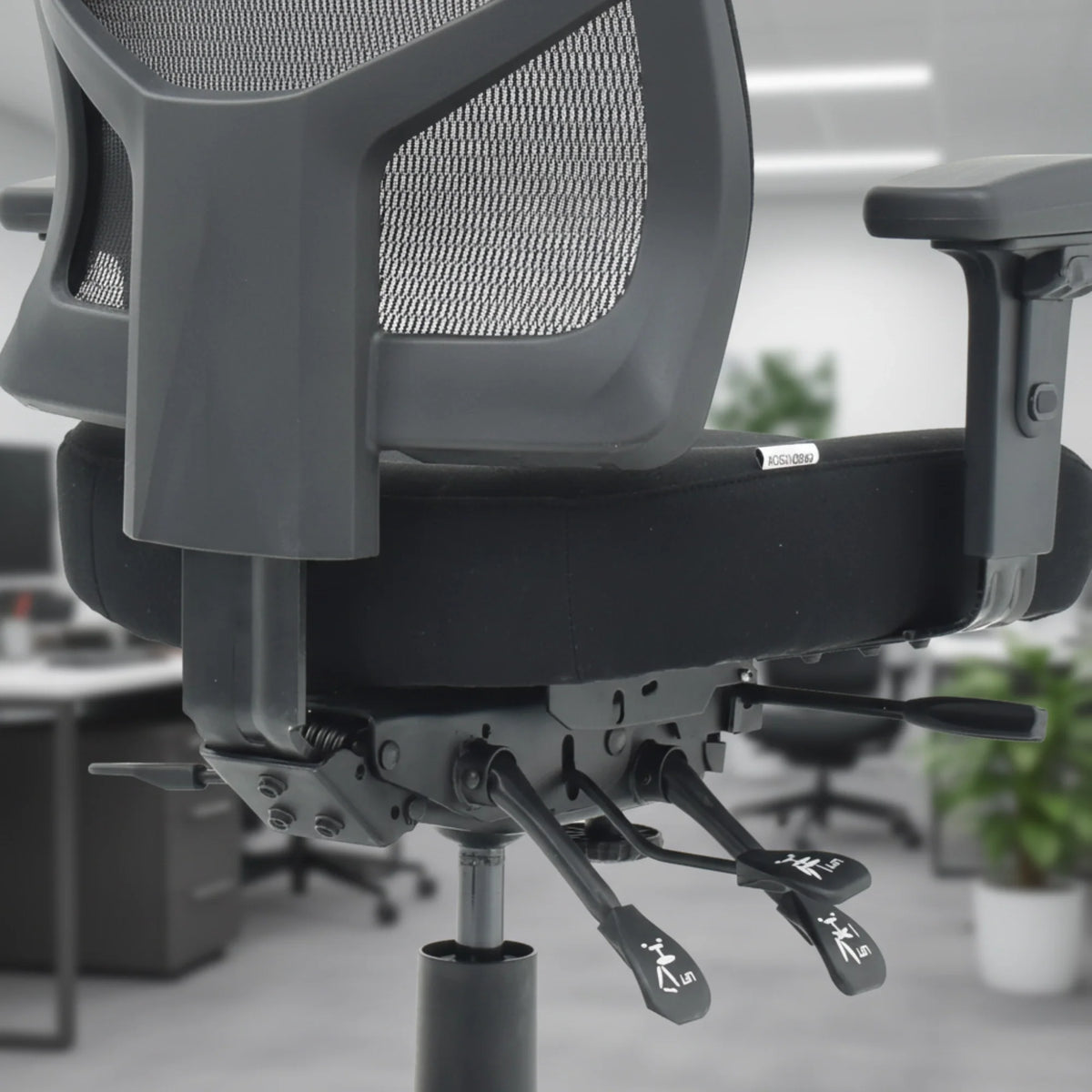 Proizvod je ergonomska uredska stolica, točnije model Titan. Slika prikazuje naslon za leđa i sjedalo stolice, ističući njezin mrežasti dizajn za prozračnost. Vidljiva podešavanja uključuju poluge za visinu sjedala i nagib, što ukazuje na prilagodljive značajke udobnosti. Pozadina sugerira moderno uredsko okruženje.