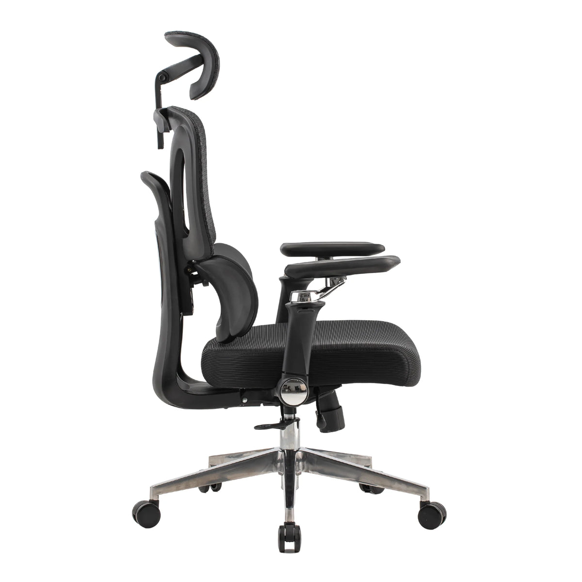 Proizvod je ergonomska uredska stolica, točnije model Trek. Slika prikazuje stolicu sa strane, ističući njezin elegantan dizajn s prozračnim mrežastim naslonom, podesivim naslonima za ruke i čvrstom kromiranom bazom s kotačićima za mobilnost. Vidljiv je i naslon za glavu, što pridonosi njezinim ergonomskim značajkama.