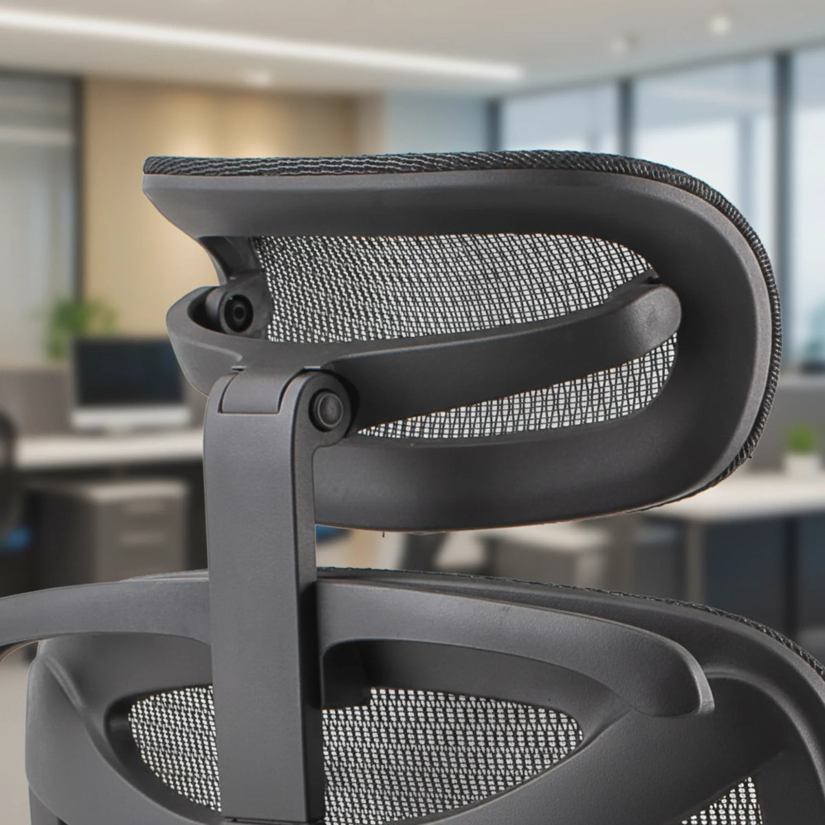 Slika prikazuje ergonomsku uredsku stolicu, točnije model "Trek". Odlikuje se elegantnim dizajnom s mrežastim naslonom za leđa koji potiče prozračnost i udobnost. Vidljivi su podesivi dijelovi stolice, poput naslona za ruke i potpore za leđa, što naglašava njezine ergonomske značajke prikladne za duge sate korištenja u uredskom okruženju.