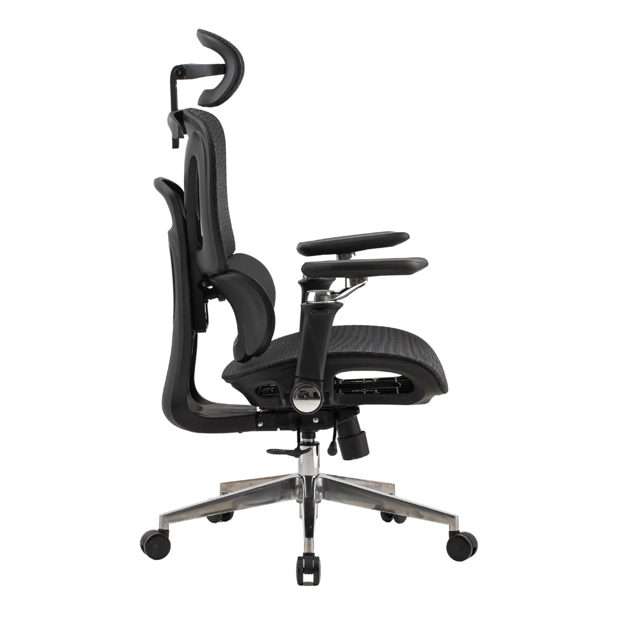 Proizvod je ergonomska uredska stolica, točnije model Trek Plus. Slika prikazuje stolicu sa strane, ističući njezin elegantan dizajn, podesive naslone za ruke i potporni naslon za leđa. Stolica ima modernu estetiku s crnim sjedalom od tkanine i metalnom bazom, što je čini prikladnom za suvremena uredska okruženja.