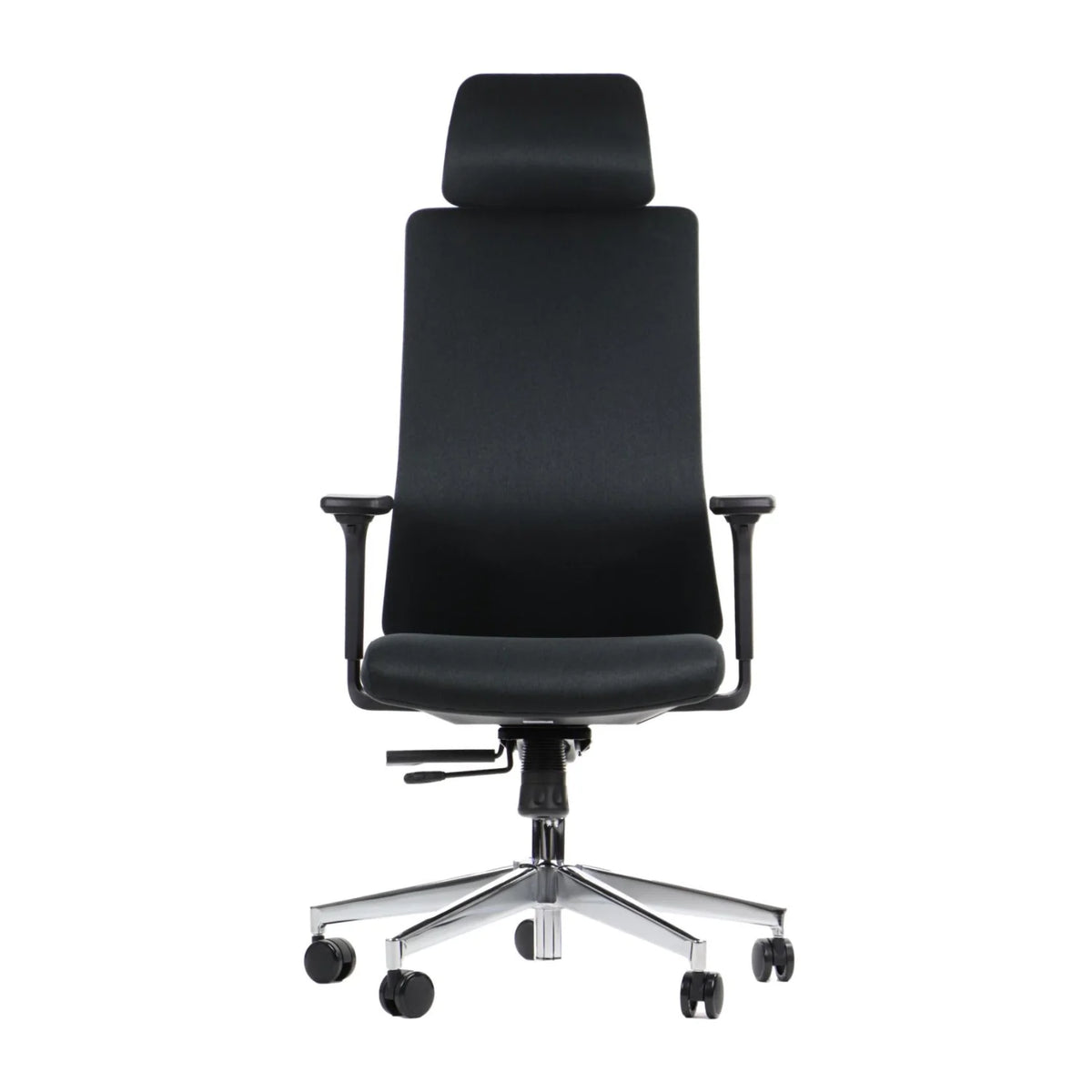 Proizvod je ergonomska uredska stolica, točnije model Akcent. Stolica ima visoki naslon za leđa, podstavljeno sjedalo i podesive naslone za ruke, sve u elegantnoj crnoj tkanini. Montirana je na kromiranu bazu s kotačićima za jednostavnu mobilnost, što je čini pogodnom za uredska okruženja.