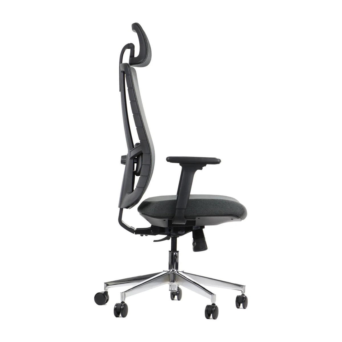 Proizvod je ergonomska uredska stolica, točnije model Akcent. Slika prikazuje stolicu sa strane, ističući njezin elegantan dizajn s visokim naslonom za leđa, podesivim naslonima za ruke i udobnim jastukom sjedala. Stolica ima kromiranu bazu s kotačićima za mobilnost.