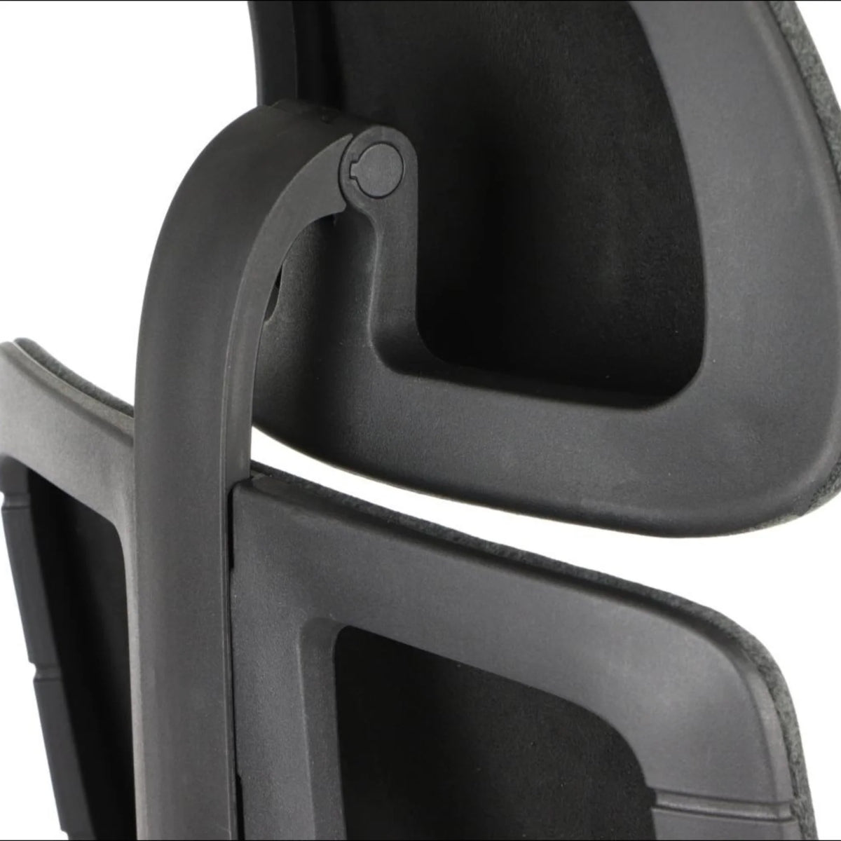 Slika prikazuje ergonomsku uredsku stolicu, točnije model Akcent. Prikazuje krupan plan naslona za leđa i naslona za ruke, ističući elegantan dizajn i korištene materijale, koji se čine kao kombinacija plastike i površina mekih na dodir za udobnost. Strukturni elementi sugeriraju naglasak na potpori i prilagodljivosti.