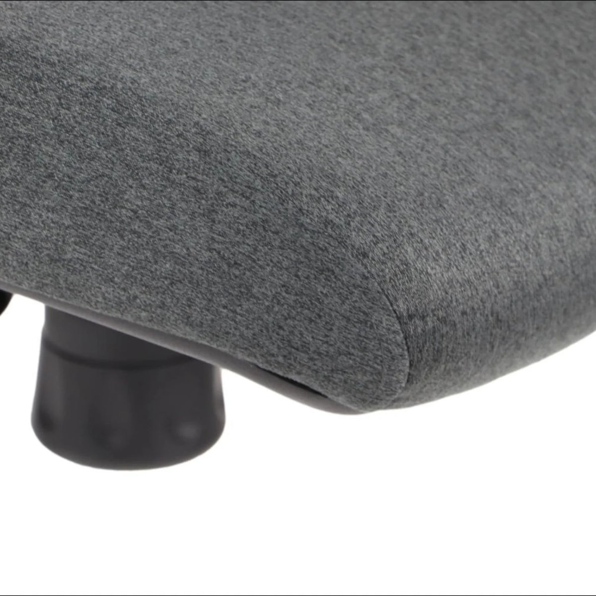 Proizvod je ergonomska uredska stolica, točnije model Akcent. Slika prikazuje krupni plan sjedala stolice s mekanom sivom tkaninom i crnom bazom. Dizajn naglašava udobnost i potporu, što je tipično za ergonomske stolice.