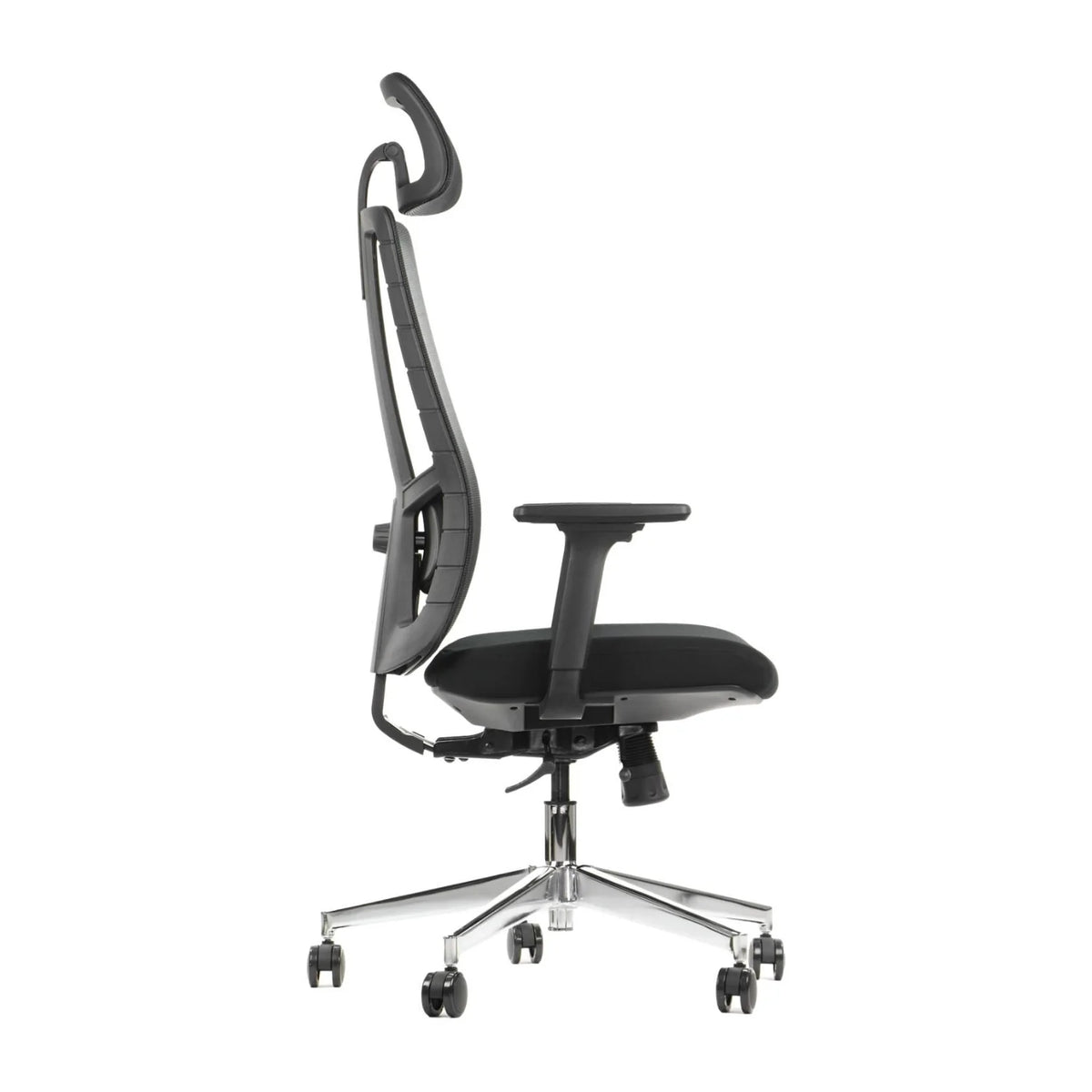 Proizvod je ergonomska uredska stolica, točnije model Akcent. Slika prikazuje bočni pogled na stolicu, ističući njezin elegantan dizajn s visokim naslonom za leđa, podesivim naslonima za ruke i kromiranom bazom s kotačićima, naglašavajući udobnost i funkcionalnost za uredsku upotrebu.